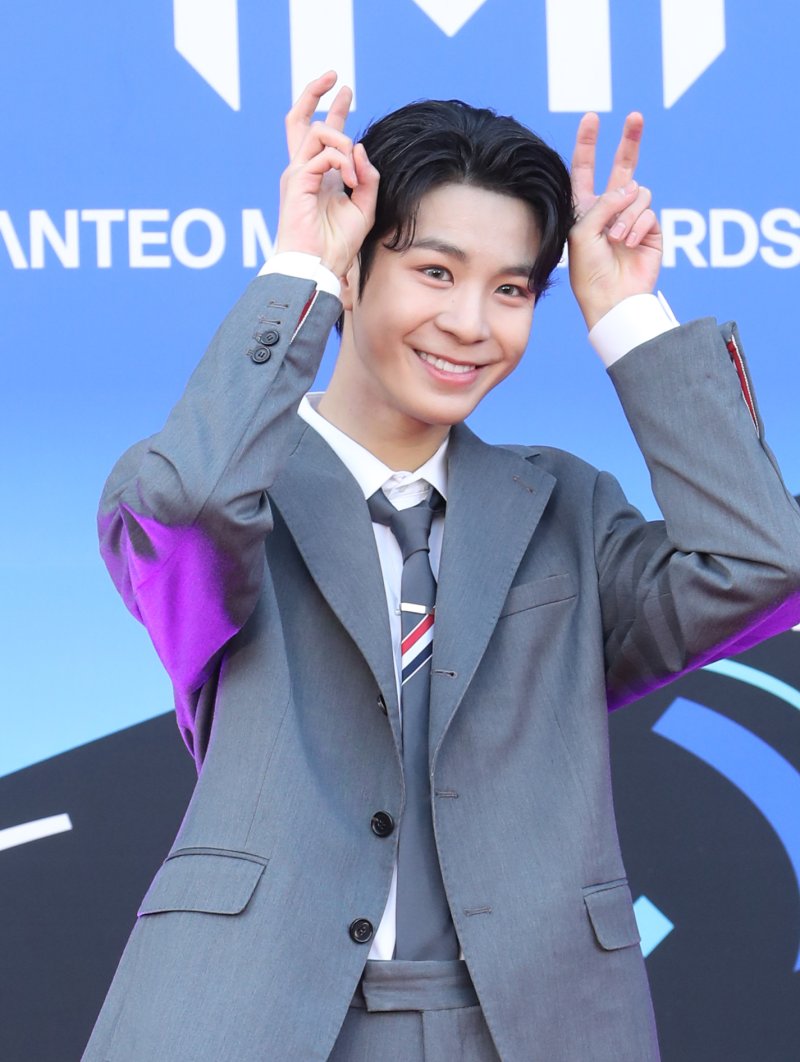 왕자님 호칭 금지·교문 밖에서 응원