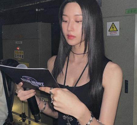 문가영, 완벽 미모 과시…시크한 표정