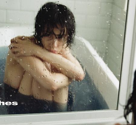 나나, 상의 탈의하고 욕조 속으로