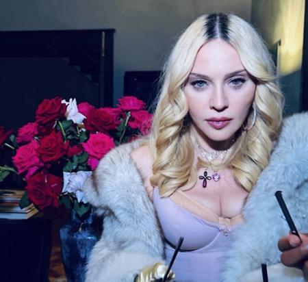 67세 마돈나, 속옷 위에 모피 입