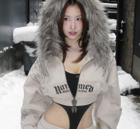 트와이스 모모, 눈밭 위 치골 드러