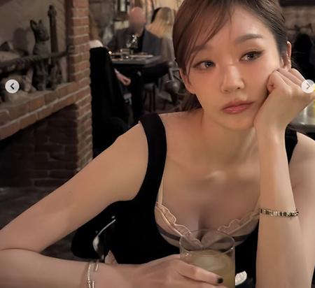 강민경, 은근 노출 속 섹시미 발산