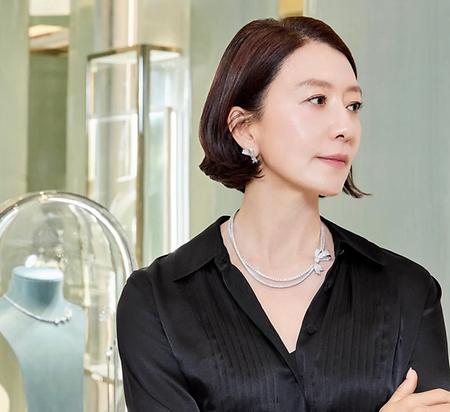 59세 김희애, 블랙 원피스 소화…