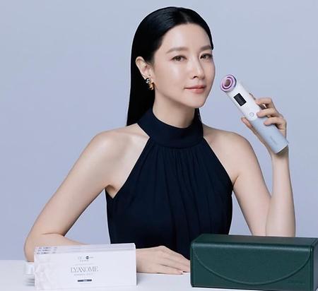 55세 이영애, 결점없는 피부…완벽