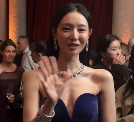 김지원, 파격 노출 드레스 속 앙상