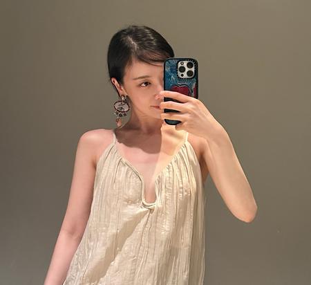 김히어라, 민소매 입고 직각 어깨 