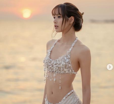 리사, 해변서 진주로 만든 비키니 