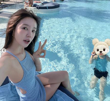 윤은혜, 각선미 돋보이는 수영복 자