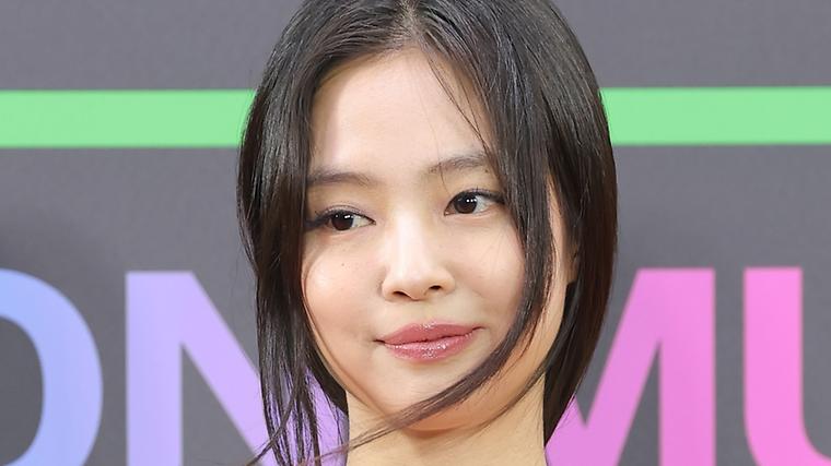 돈 쓸어 담는 제니, 1인 기획사 