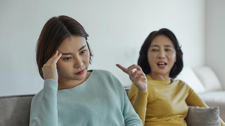 성인된 딸에게 동거 계약서 들이 민