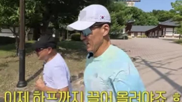 '희소병' 이봉주, 휠체어에서 일어
