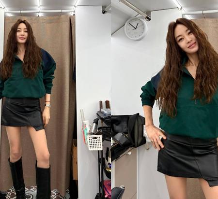 김혜수, 55세에도 미니스커트 완벽