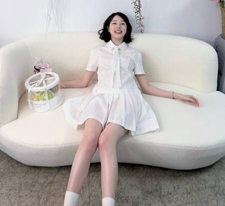 장다아, 소파에 누워 쭉 뻗은 다리