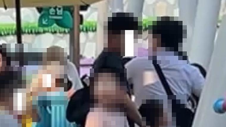 롯데월드 대기줄서 갑자기 바지를 내