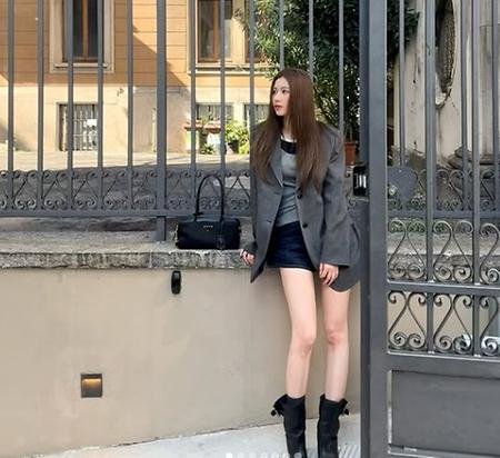 블랙 미니스커트 입은 사나, 긴 다