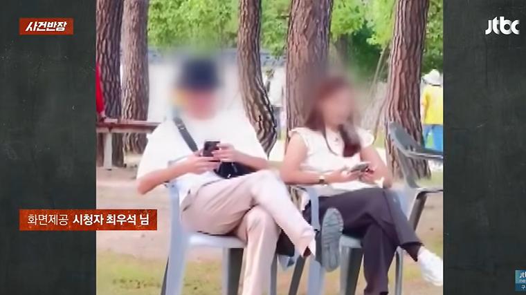 경복궁 의자에 앉아 전자담배 피운 