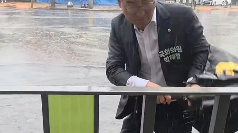 폭우 때 양복에 이름표 달고 배수로