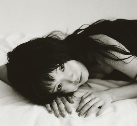 한로로, 파격 변신…퇴폐미 입고 돌
