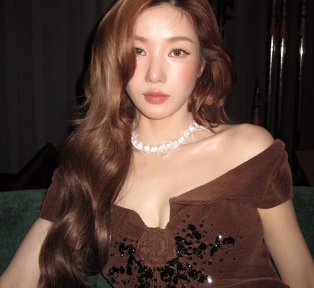 권은비, 오프숄더 드레스로 드러낸 