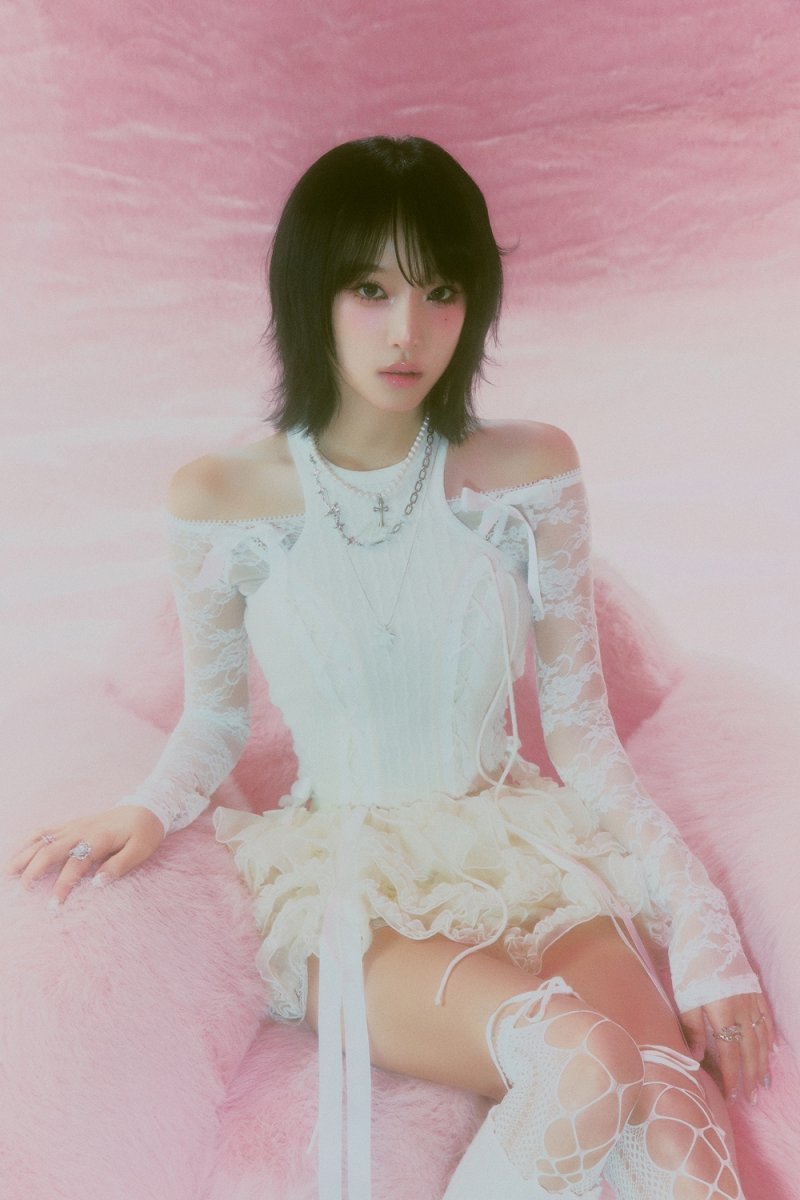 테일러 스위프트가 노골적인 자세로.. 발칵 뒤집힌 팬들 - 헉스