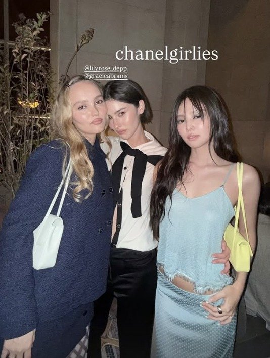 블랙핑크 제니, 푸른 슬립 입고…조니뎁 딸과 절친포즈 