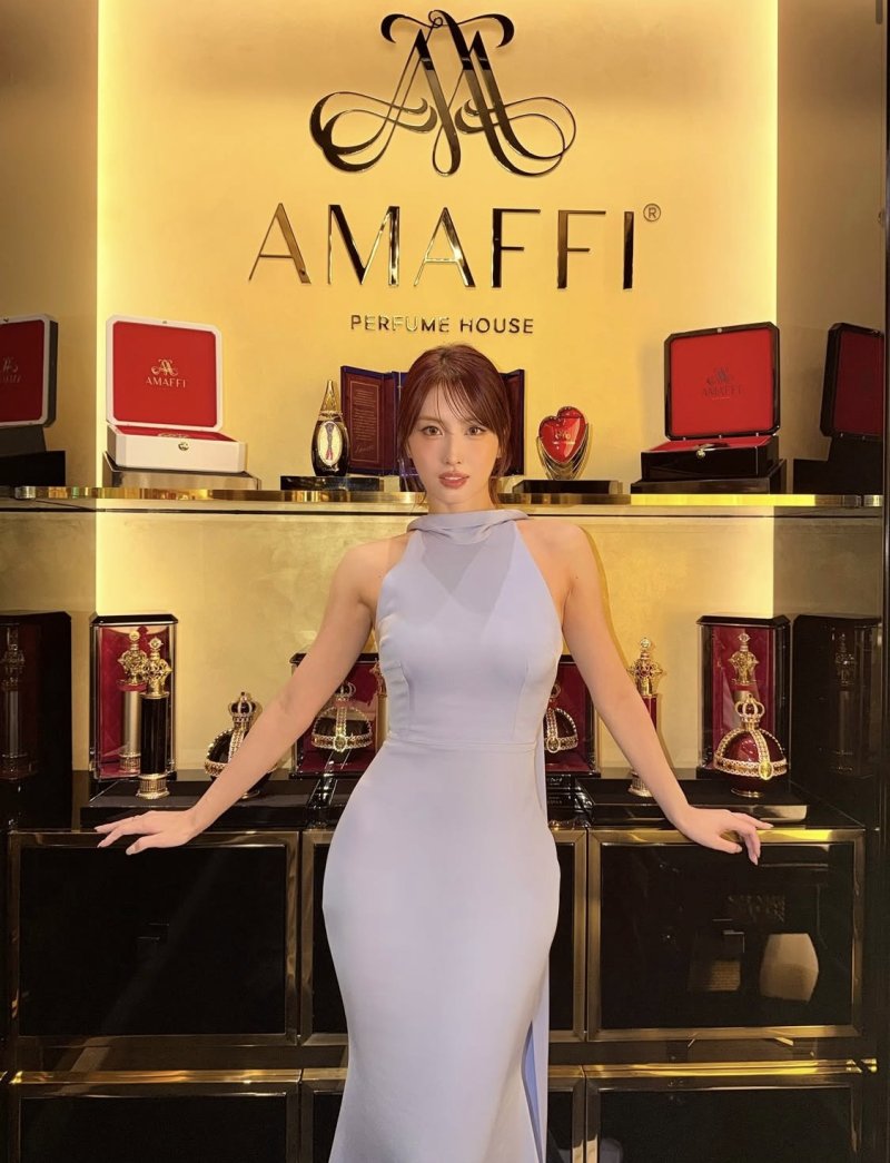 트와이스 모모, 눈부신 드레스 자태…콜라병 몸매 자랑