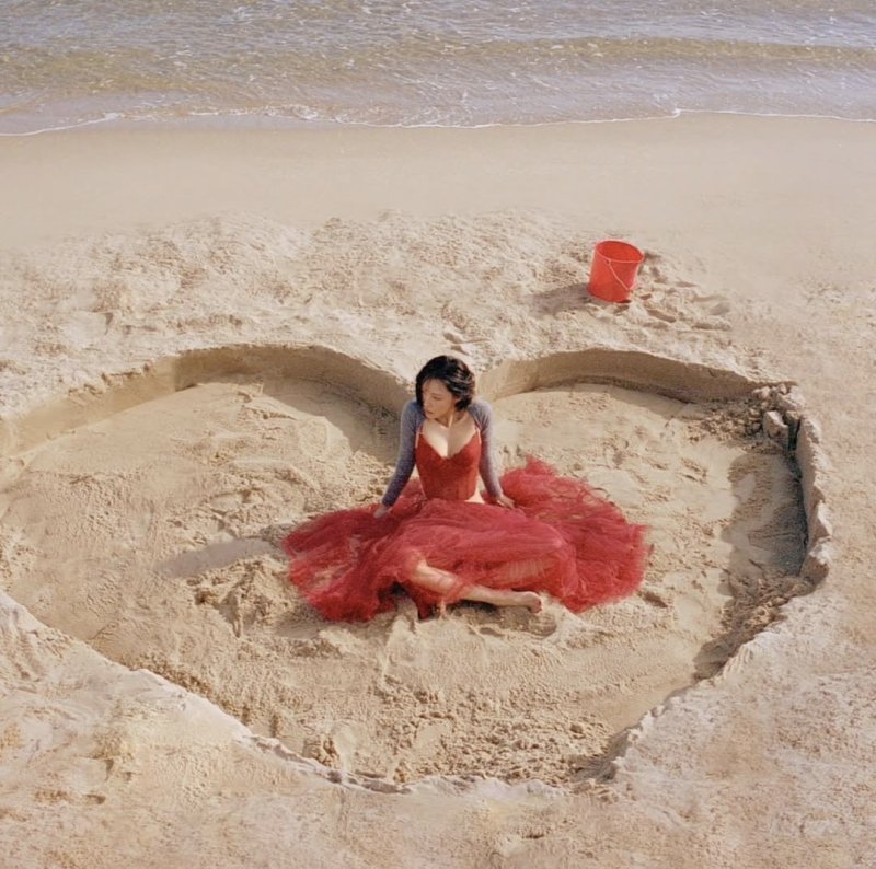 화사, 가슴골 드러낸 레드 드레스…청순 글래머