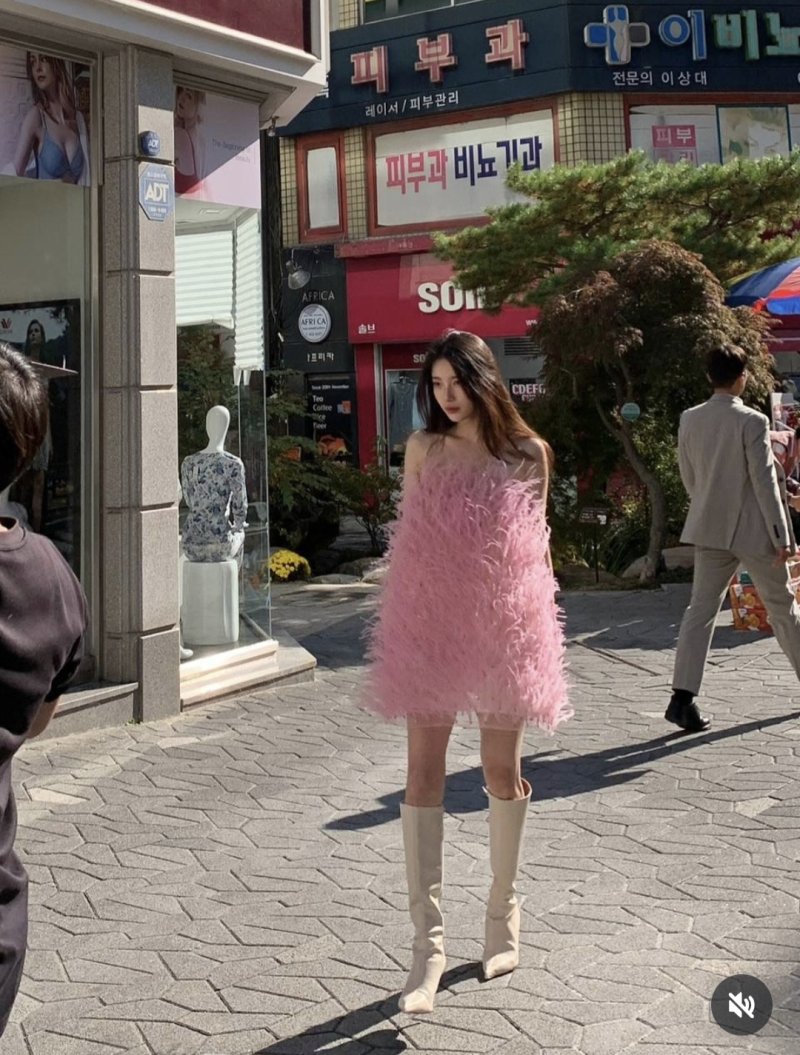 수지, 털 달린 핑크 원피스…청순미 넘치네