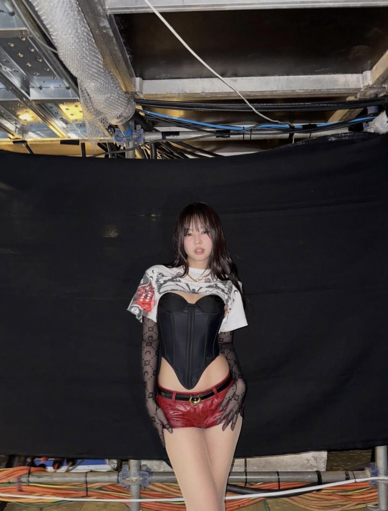 블랙핑크 제니, 코르셋 상의·숏팬츠로 아찔한 섹시미