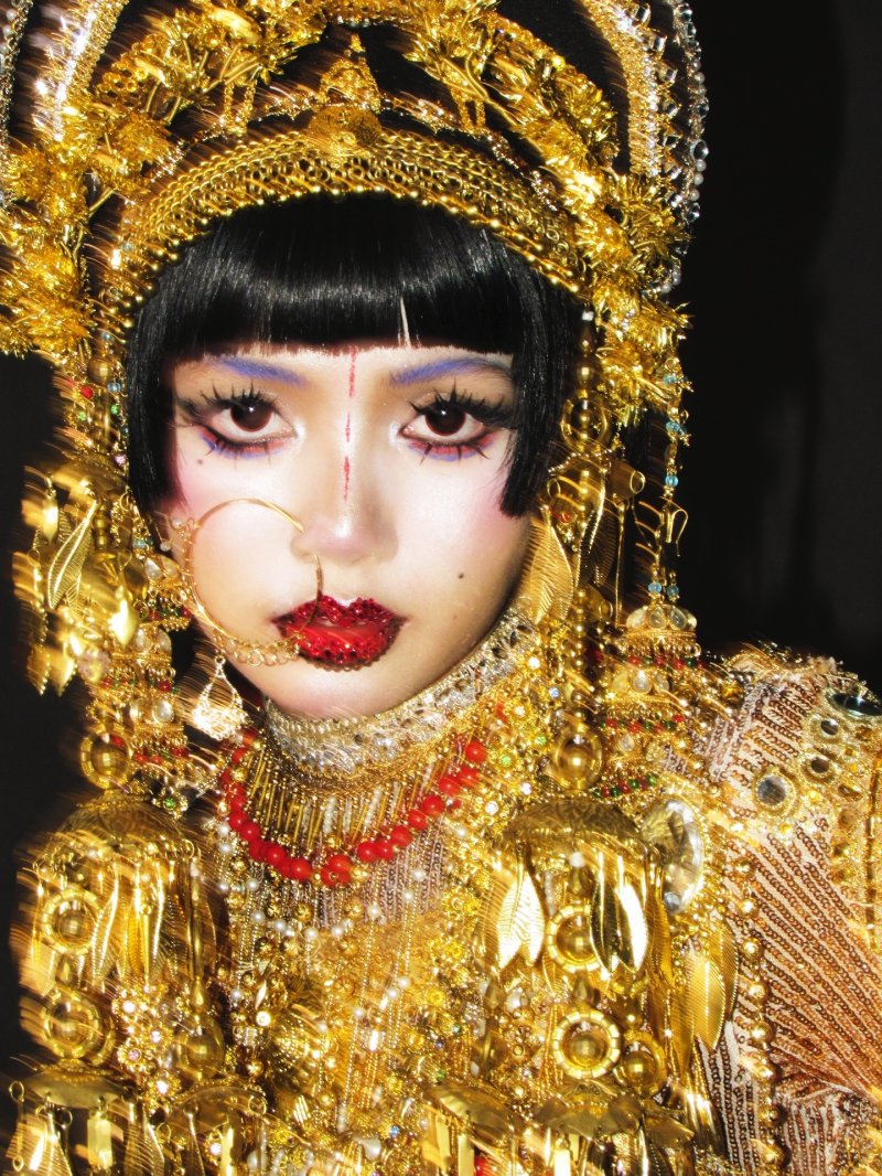 블랙핑크 리사, 온몸에 황금이…이게 다 얼마야