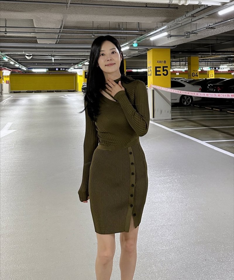 한지혜 카키 원피스 완벽 소화…물오른 미모