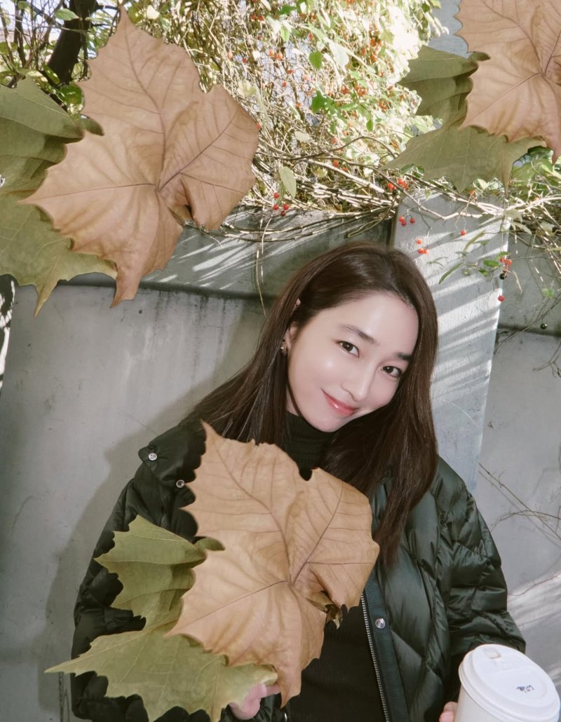 이민정 낙엽 들고 활짝…완벽 미모에 감탄