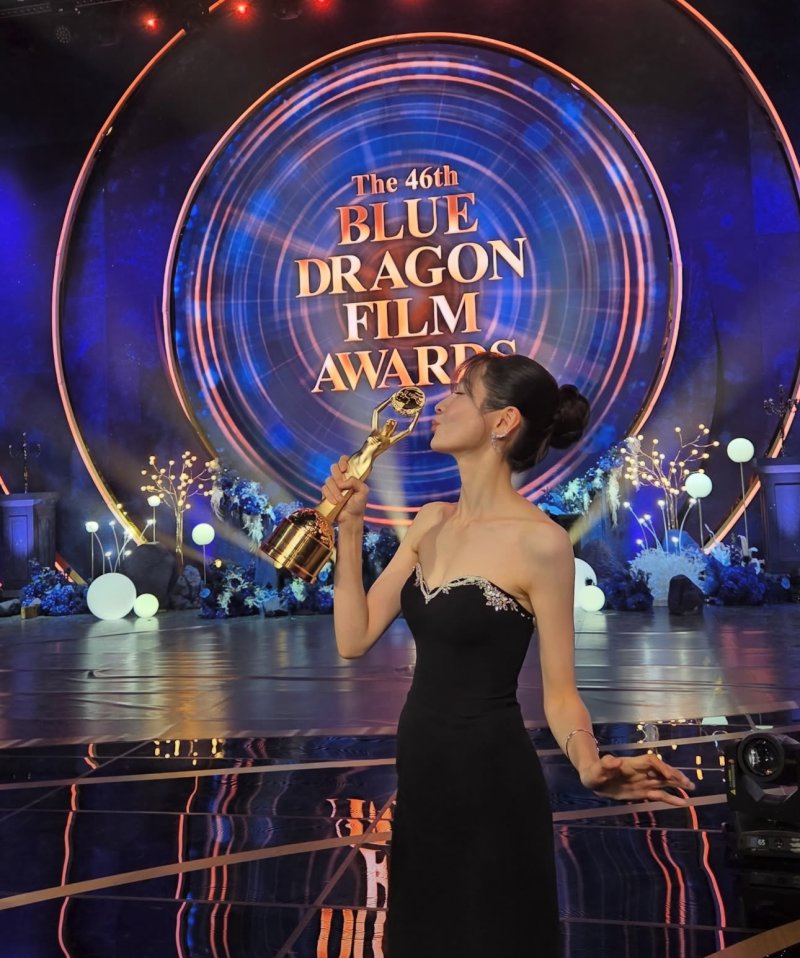 박지현 뼈말라 드레스 자태…꽃다발에 활짝