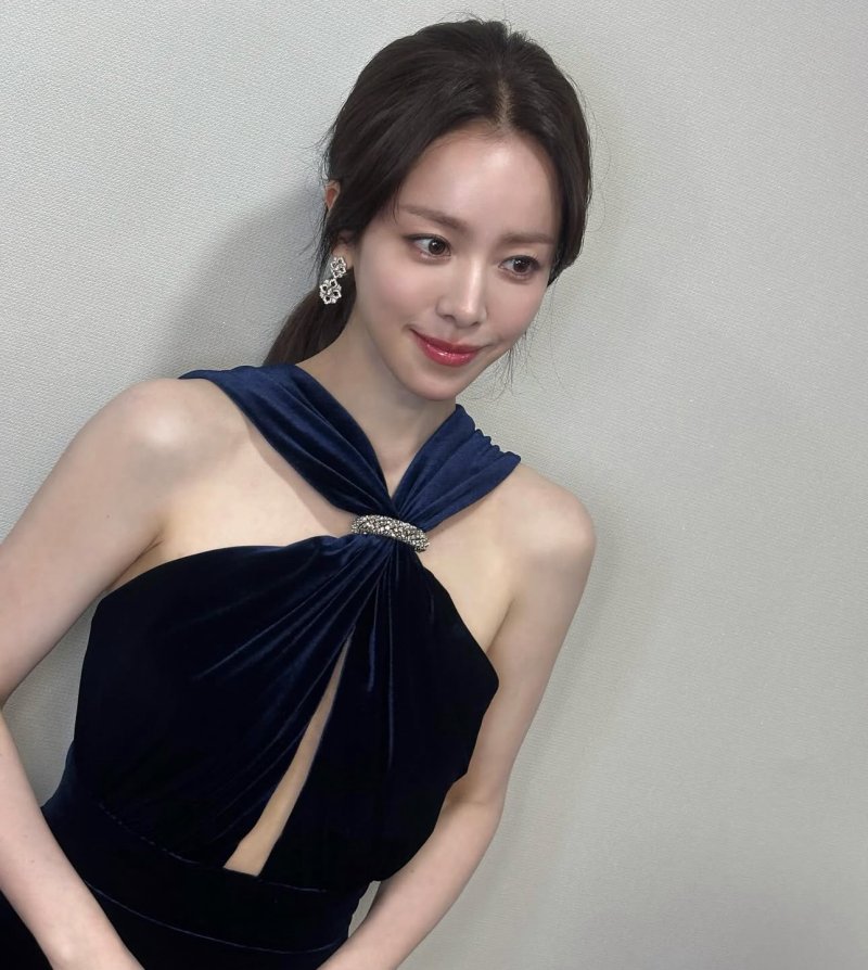 한지민 벨벳 드레스도 어울려…뚜렷 이목구비