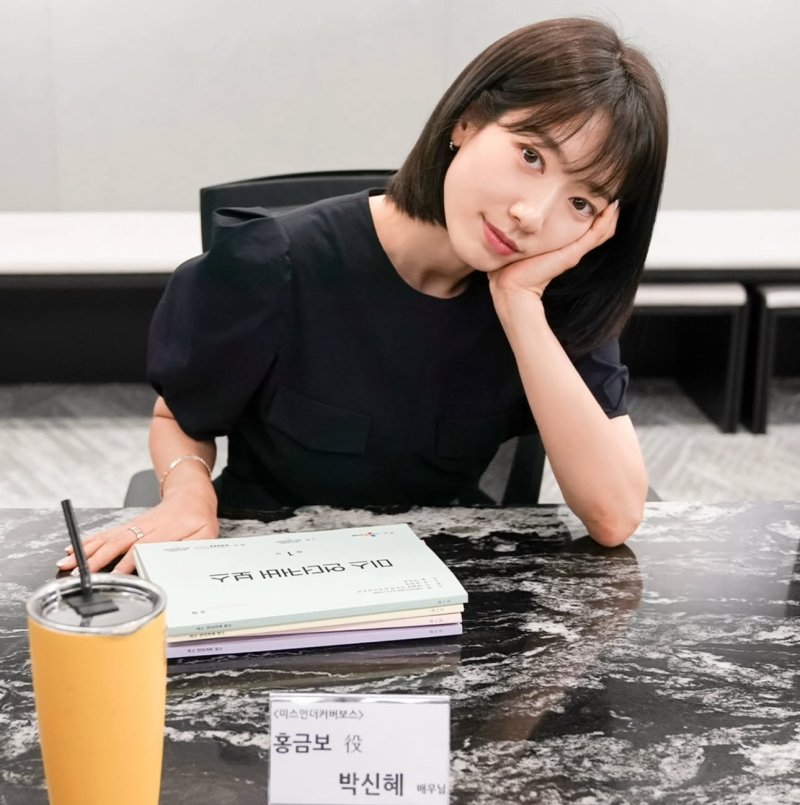 박신혜 단발 완벽 소화…대본 리딩 중 미모 자랑