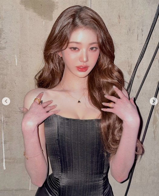 장원영, 튜브톱 드레스로 뽐낸 반전 볼륨감…고혹적 매력