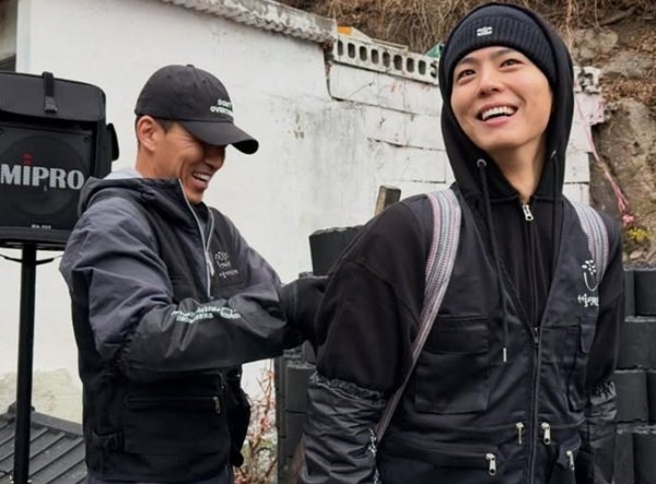 박보검, 션과 연탄 봉사…얼굴도 마