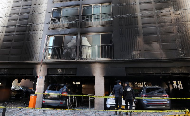 경비원이 담배 피우다…아파트에 불나