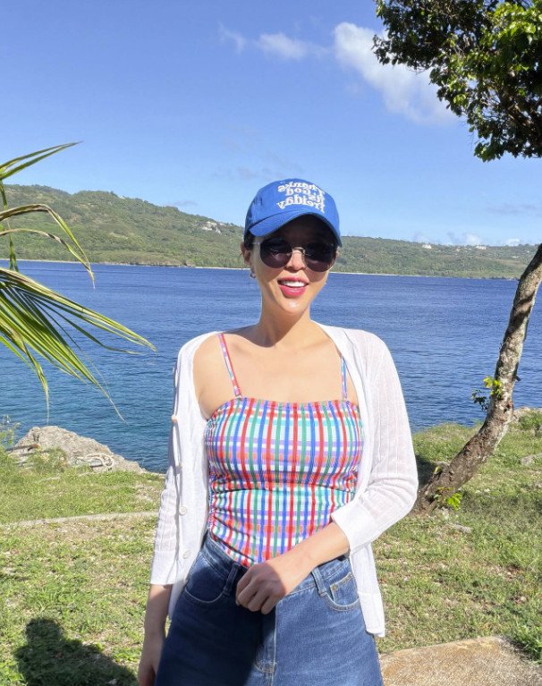 '7세 연하 문원과 열애' 신지, 사이판서 글래머 몸매 과시…날렵 턱선까지 [N샷]