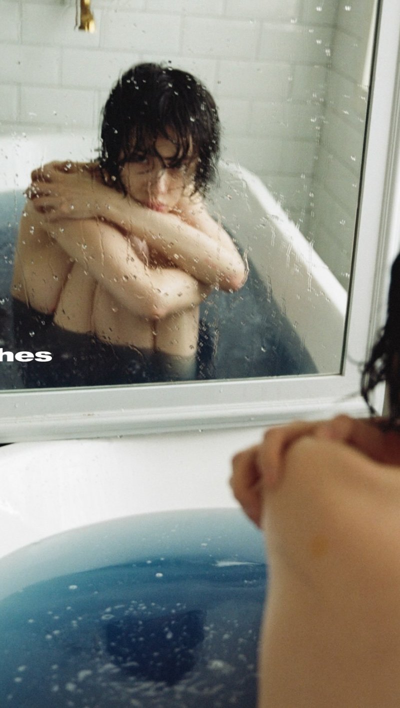 나나, 상의 탈의하고 욕조 속으로…파격 노출 화보 [N샷]