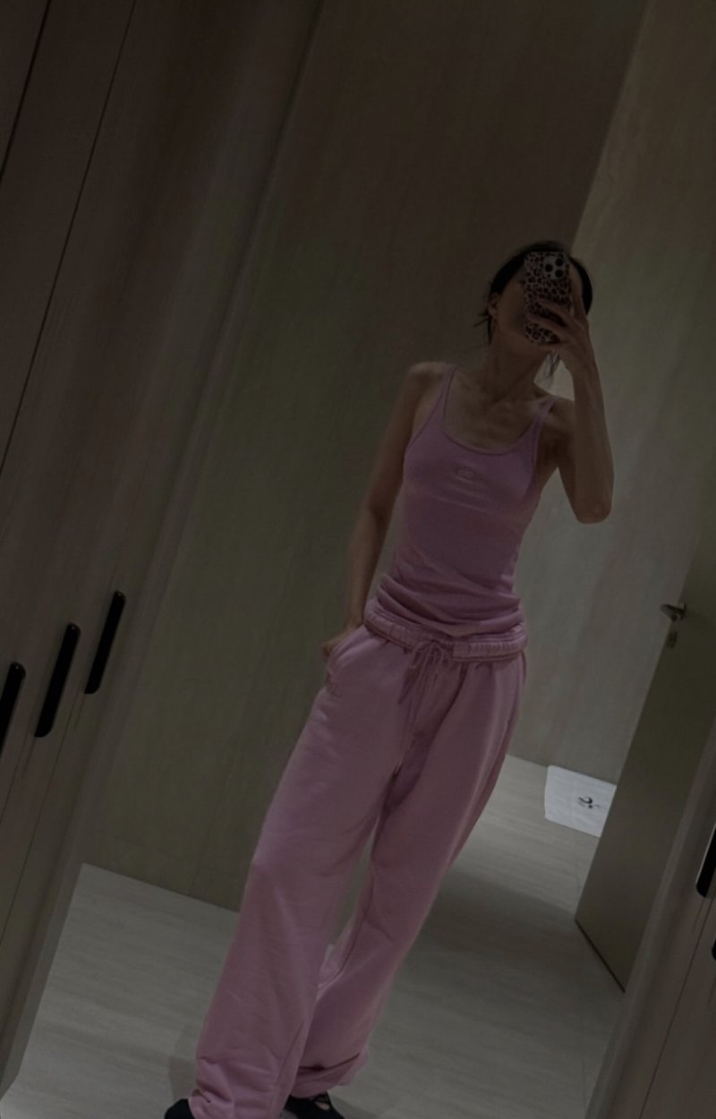 손나은, 군살없는 뼈말라 몸매…핑크 트레이닝복 소화