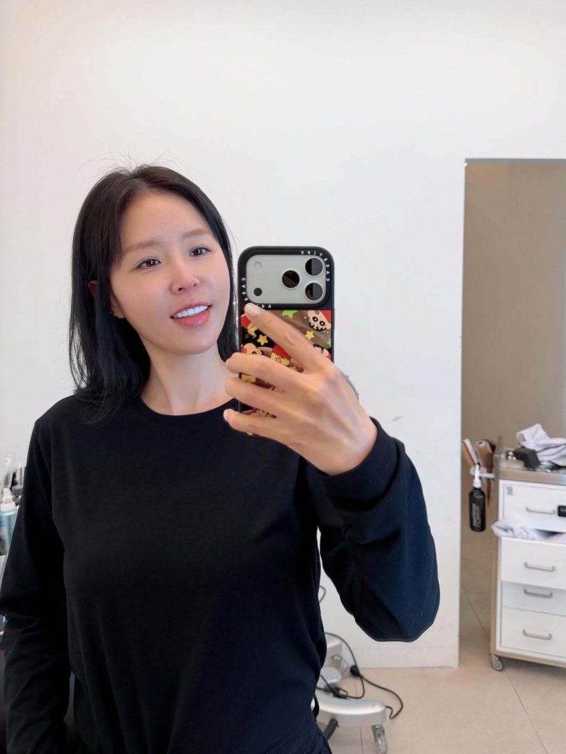 신지, 문원과 5월 결혼 앞두고 더 물오른 미모…흑발 염색