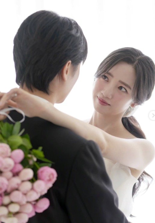 '3월 결혼' 한보배, 8년 열애 예비신랑 끌어안고…행복 웨딩화보