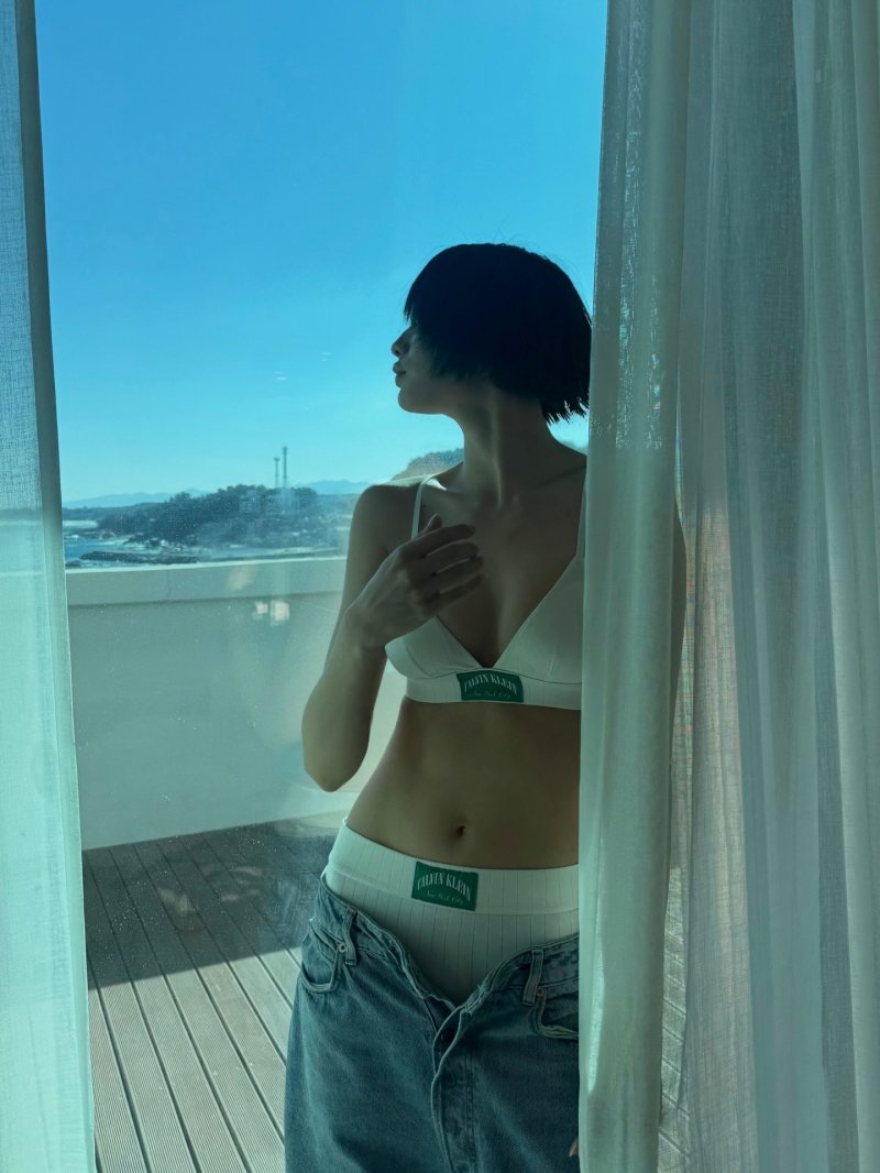 나나, 속옷만 입고 복근 드러내…파격 노출 패션