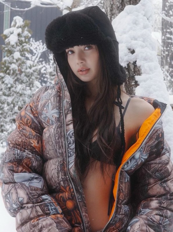 블랙핑크 리사, 설원 위서 비키니 수영복... 파격 스타일링