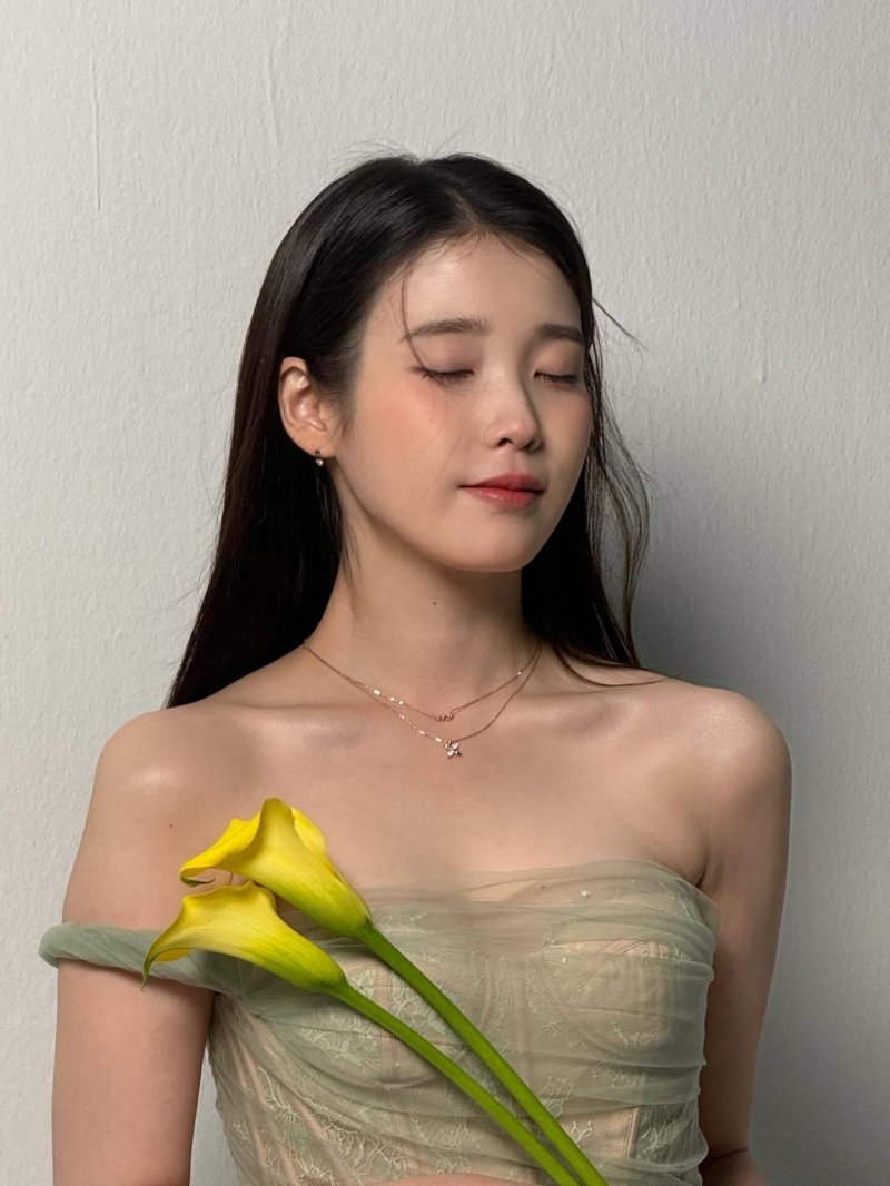 '쇄골 드러낸' 아이유, 청순한데 섹시하기까지