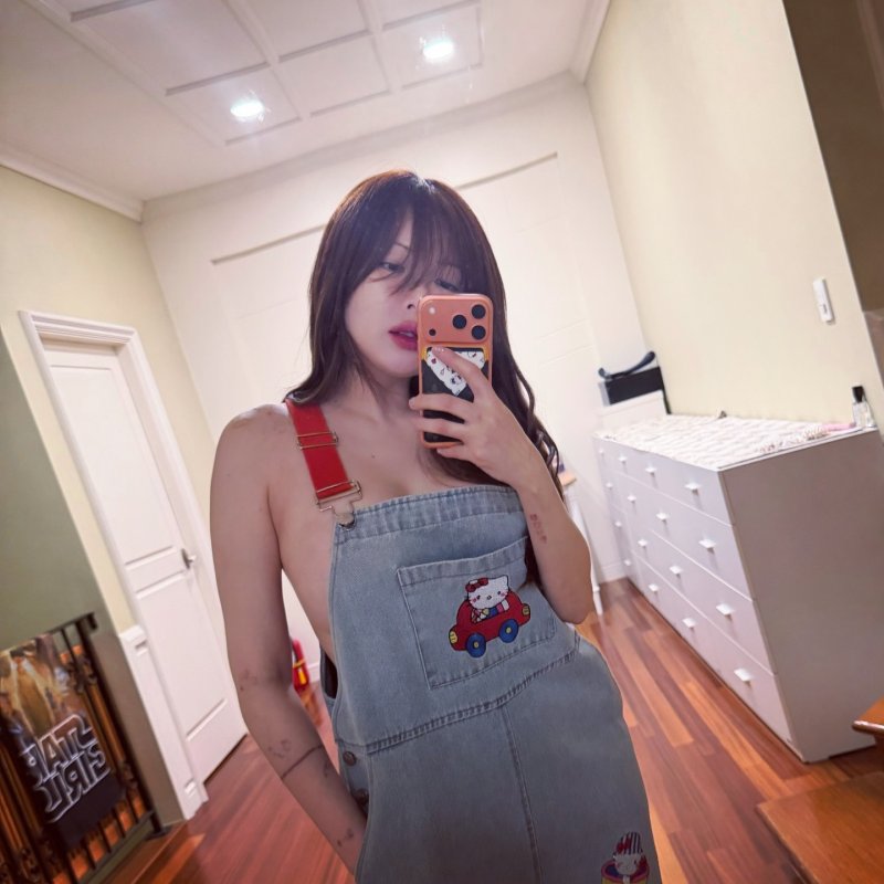 '임신설 부인' 현아, 맨살에 멜빵만 입고…파격 셀카