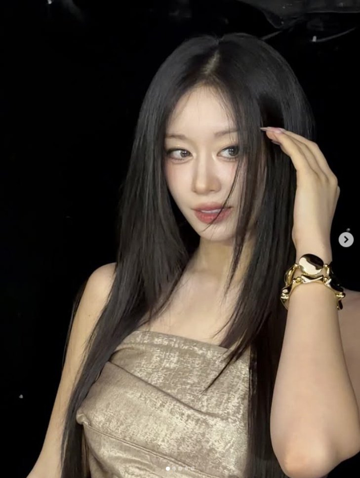 티아라 지연, 튜브톱 입고 섹시미 폭발 인형 미모