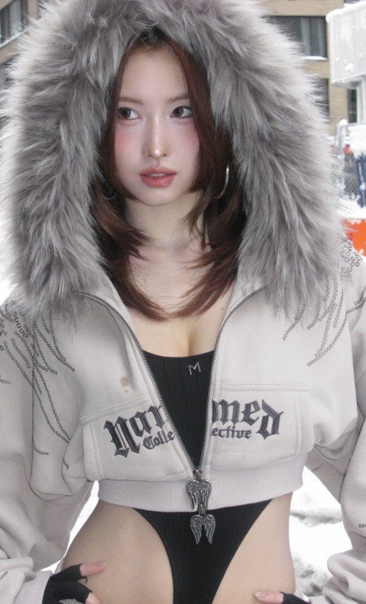 트와이스 모모, 눈밭 위 치골 드러낸 파격 패션…글래머 과시