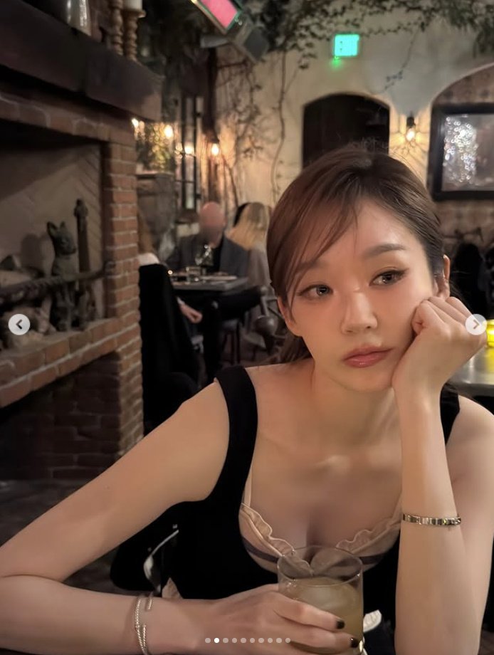 강민경, 은근 노출 속 섹시미 발산…매력적인 슬렌더